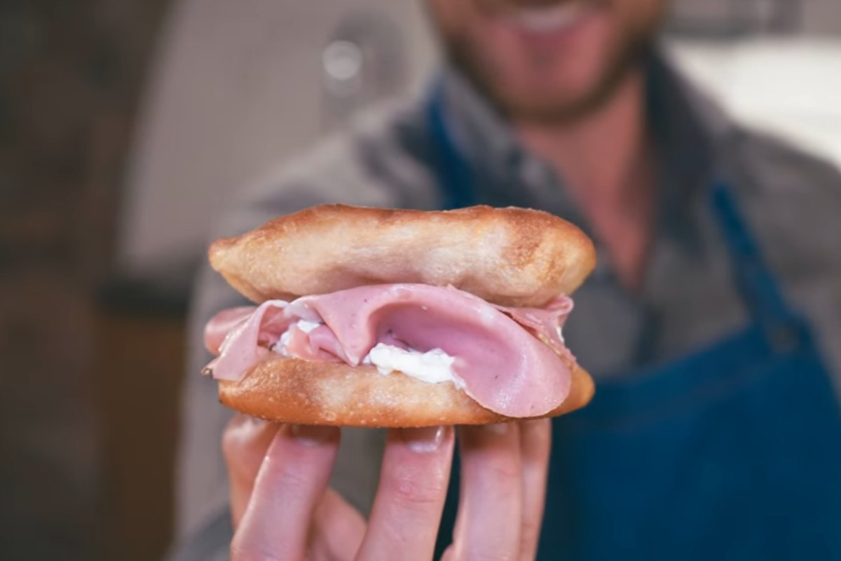 pizzetae farcita con mortadella e stracciatella