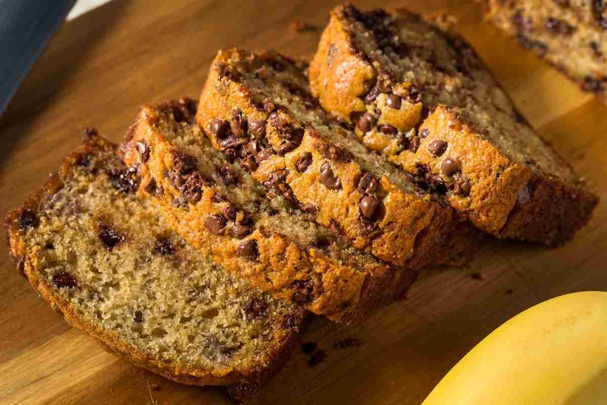 plumcake a fette e banana di lato