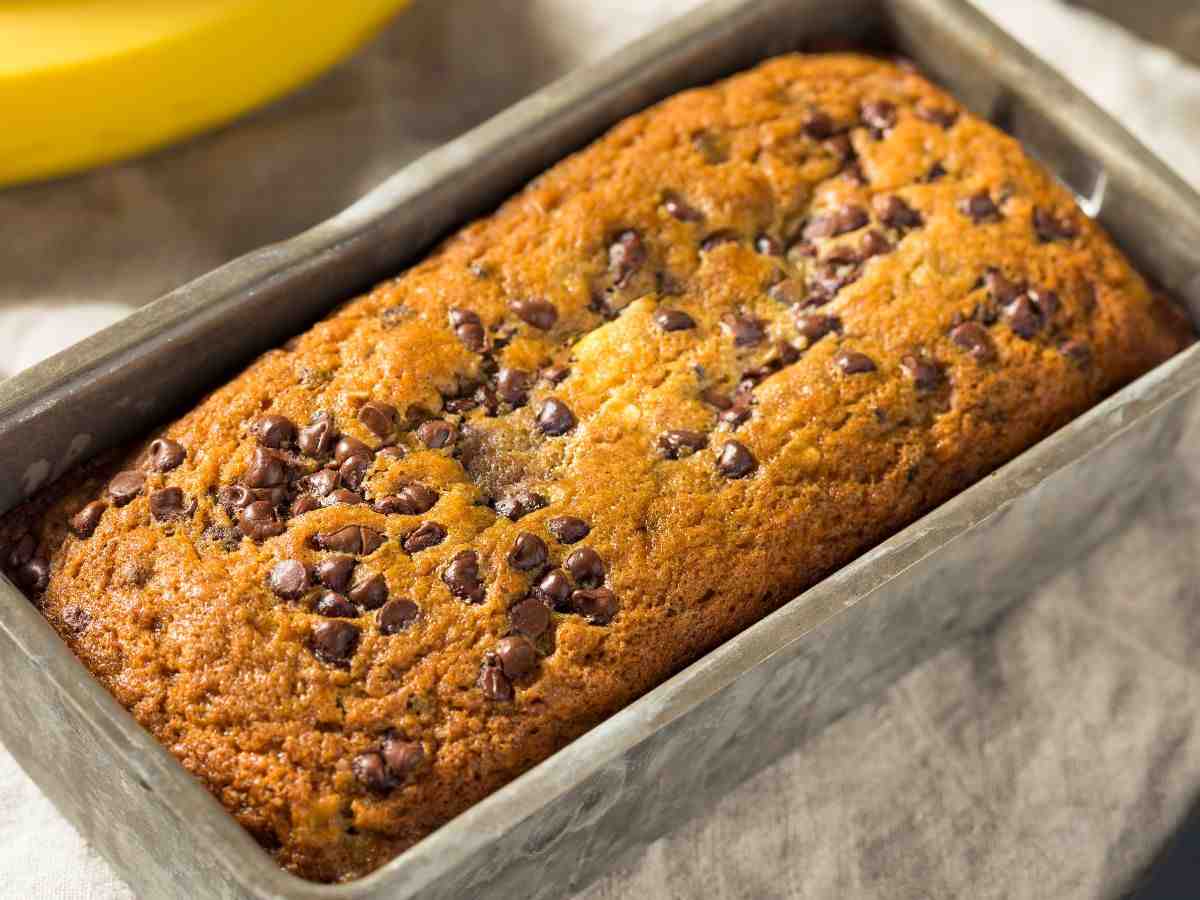 un plumcake nel suo stampo con gocce di cioccolato
