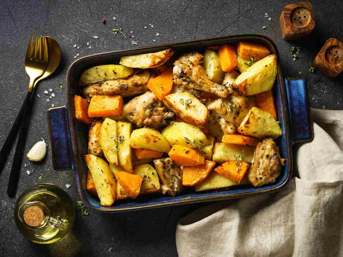 una pirofila con cosce di pollo, patate e zucca