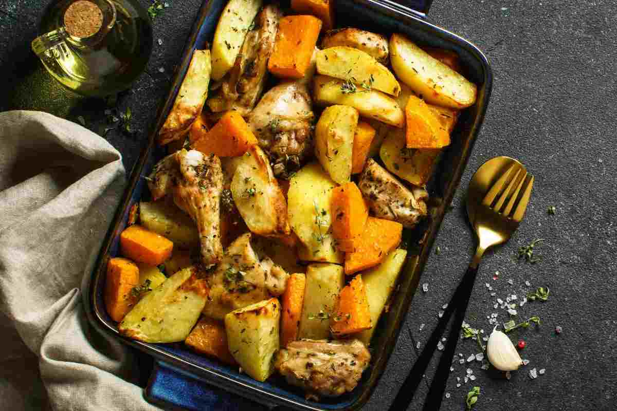 pollo con patate e zucca in una pirofila