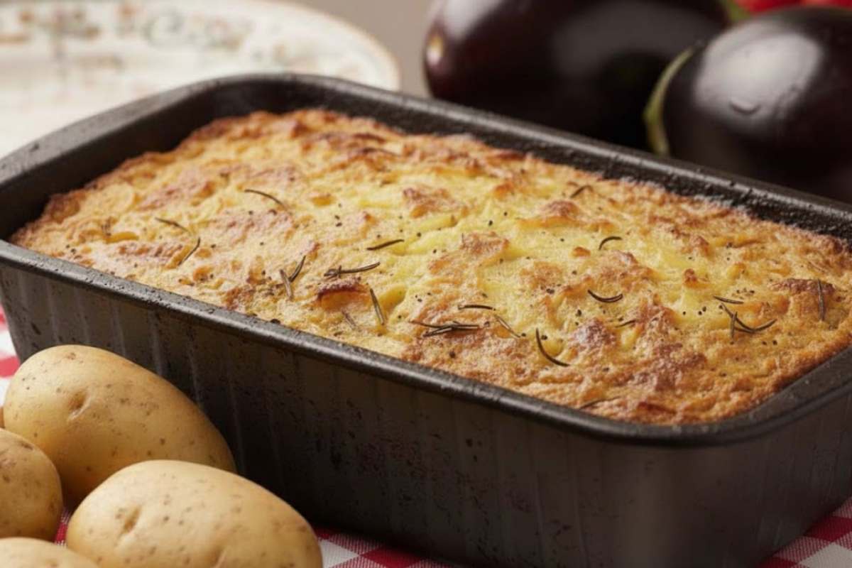 polpettone di patate e melanzane dorato nello stampo