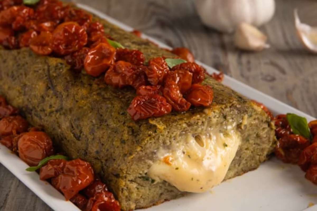 polpettone di melanzane con pomodorini e ripieno filante