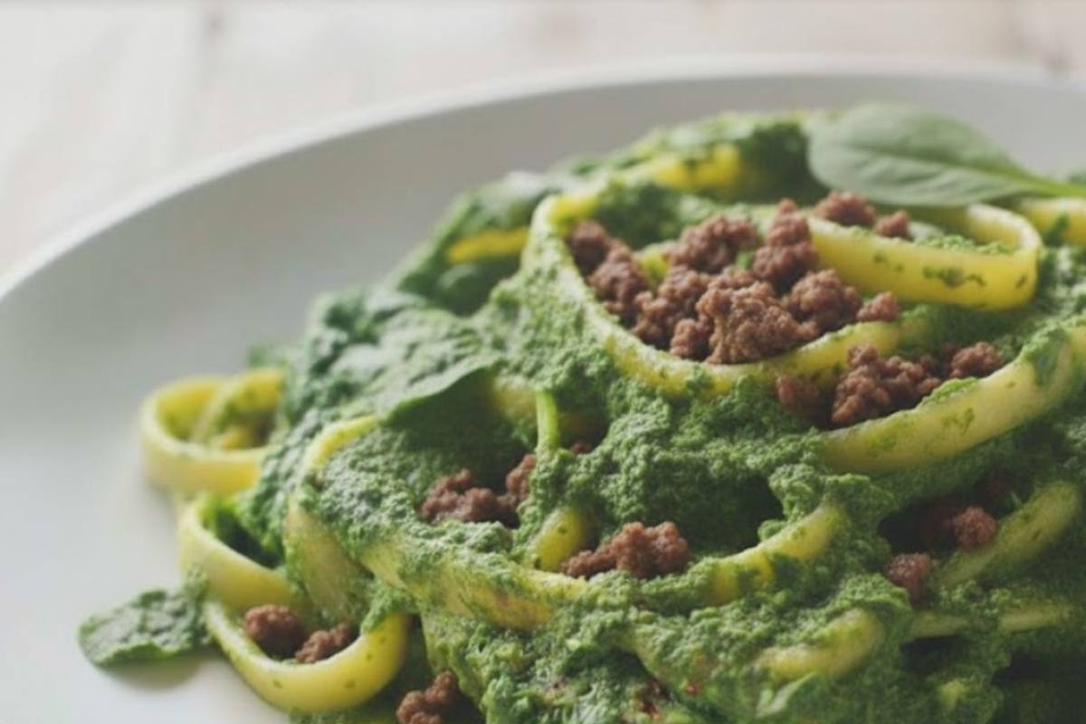 tagliatelle con spinaci e salsicce