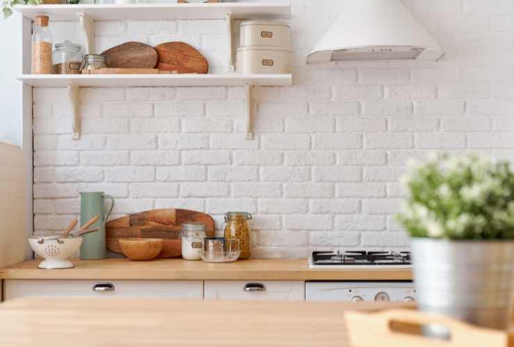 cucina con piastrelle in muratura