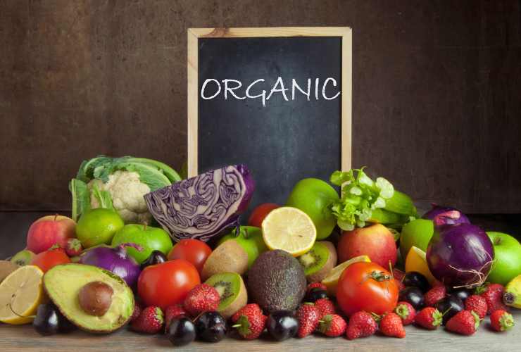 lavagna con scritta "Organic" e frutta e verdura sul tavolo