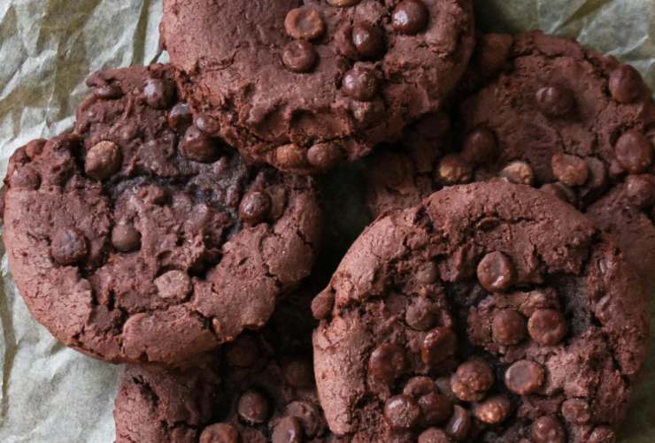biscotti al cioccolato sparsi su carta da forno