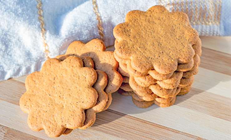 biscotti a forma di fiorellino su canovaccio