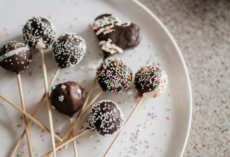 bon bon di pan di spagna ricoperti di cioccolato