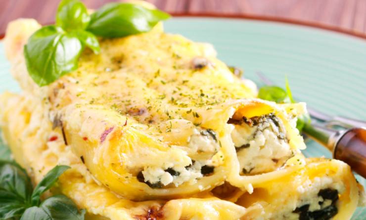 cannelloni con besciamella e ripieni di ricotta e funghi