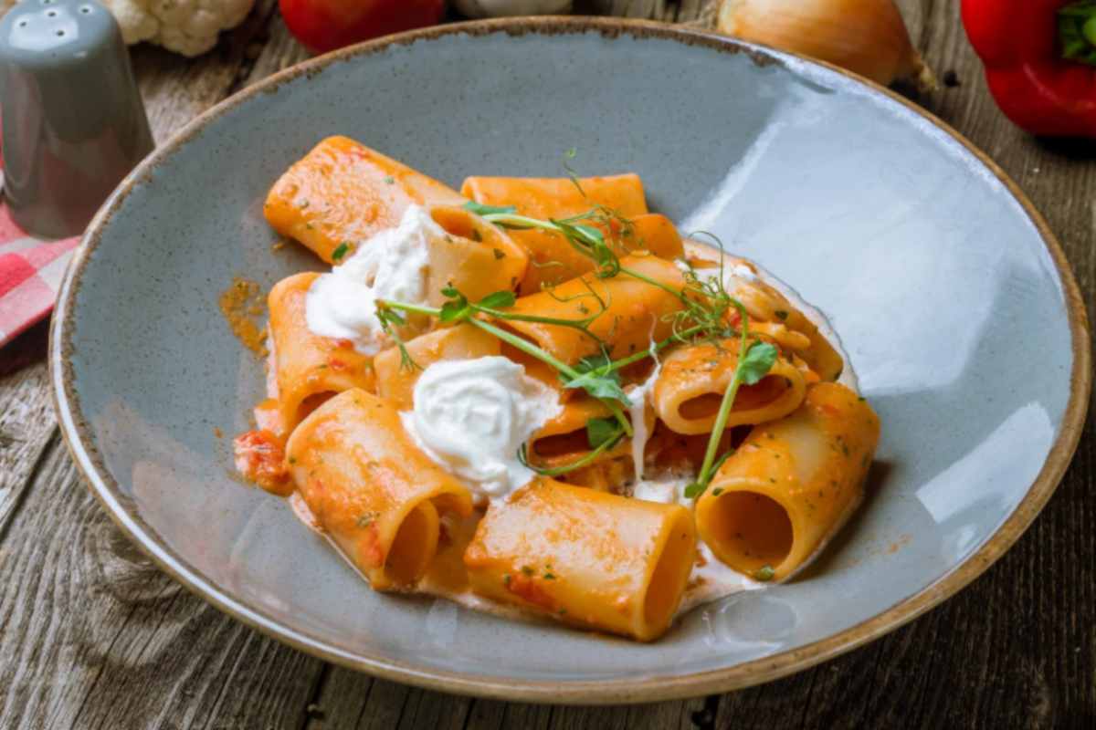 pasta al sugo con sopra del formaggio fresco