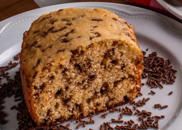 fetta di ciambellone al caffè in un piatto
