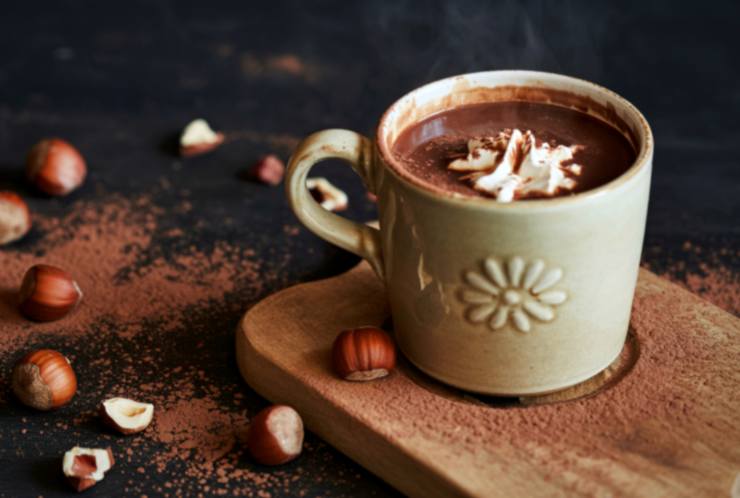crema calda di nocciole in tazza con panna