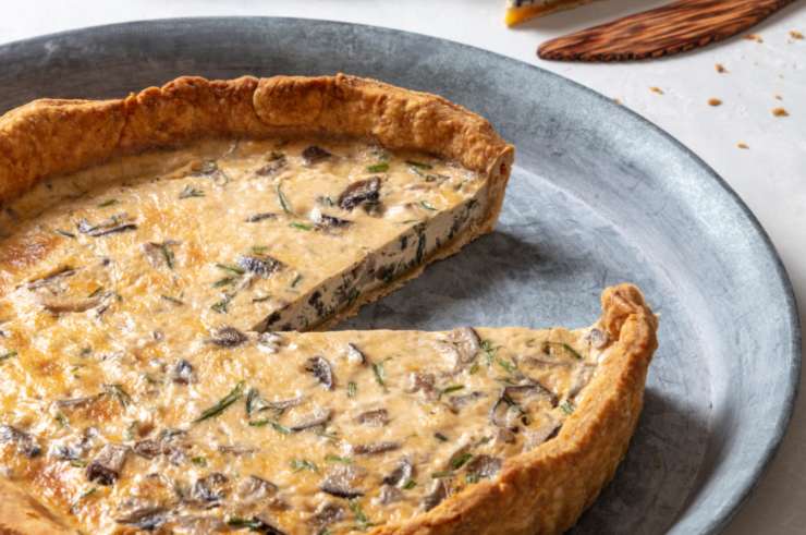crostata salata di funghi e besciamella con fetta tagliata