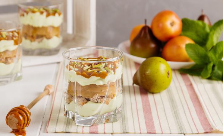 coppette di mousse pere amaretti miele e mandorle sul tavolo