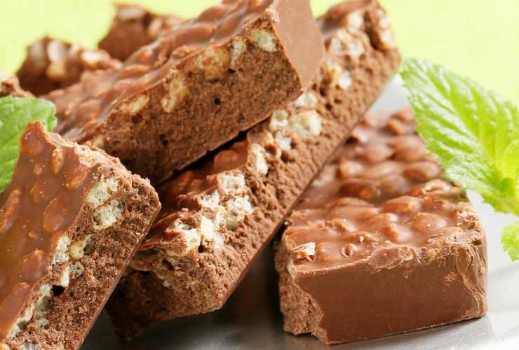 dolcetti di cioccolato con fondente con riso soffiato tagliati a pezzetti