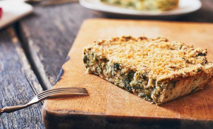 rustico con cipollotti e bietole su tagliere