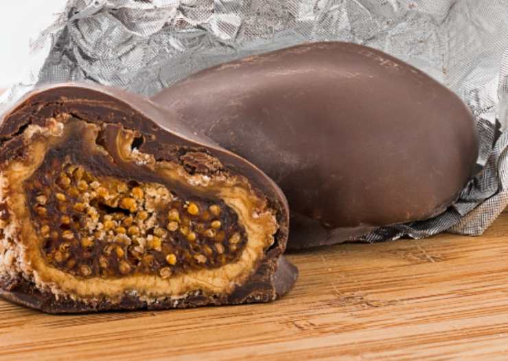 fico tagliato a metà ricoperto di cioccolato