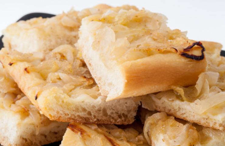 focaccia soffice con farcitura di cipolle