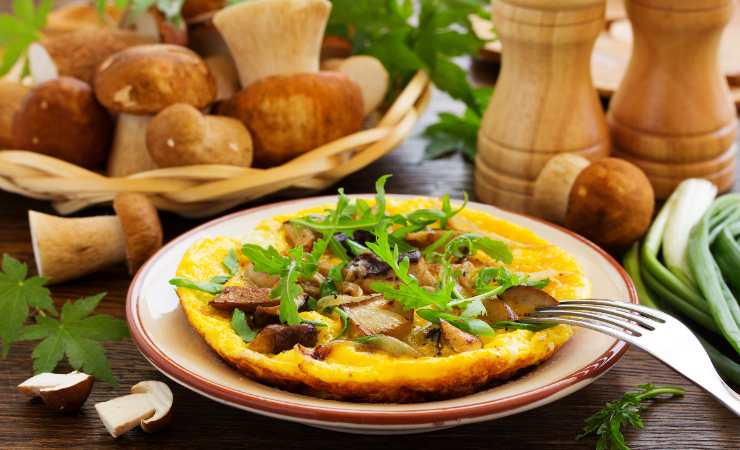 piatto di frittata con funghi e rucola
