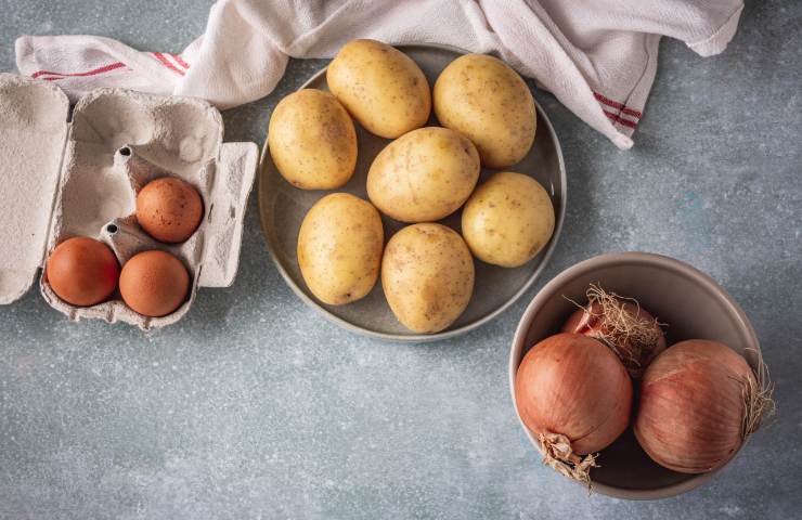 Uova, patate e cipolle