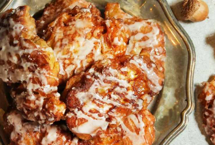 frittelle dorate alla cannella con glassa bianca