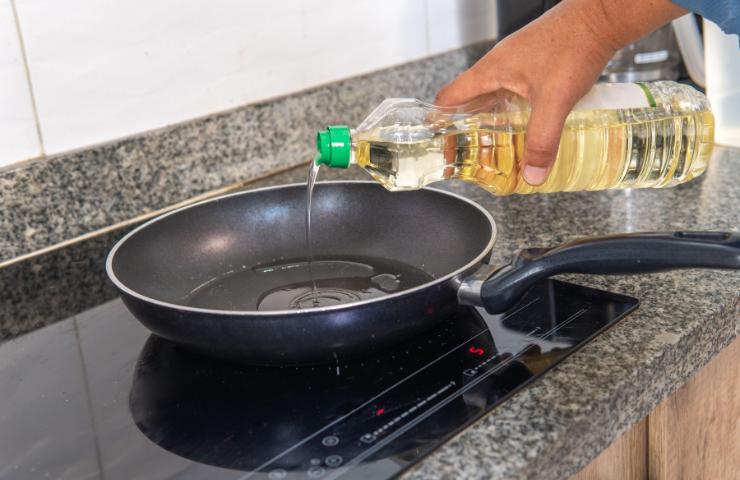 Una padella con olio di semi