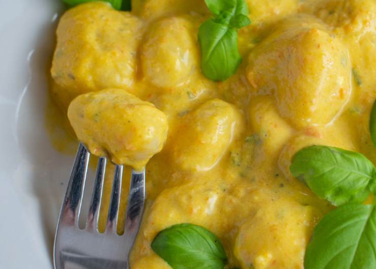 primo piano di gnocchi cremosi con crema di zucca