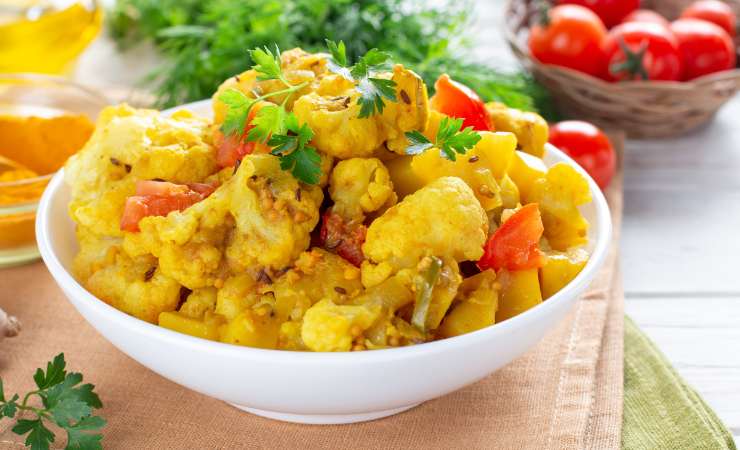 piatto di cavolfiore, patate e pomodorini