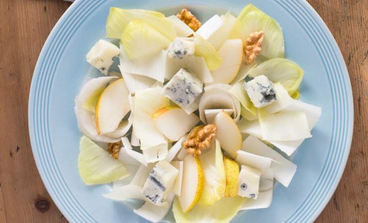 piatto di insalata di indivia con pere noci e gorgonzola