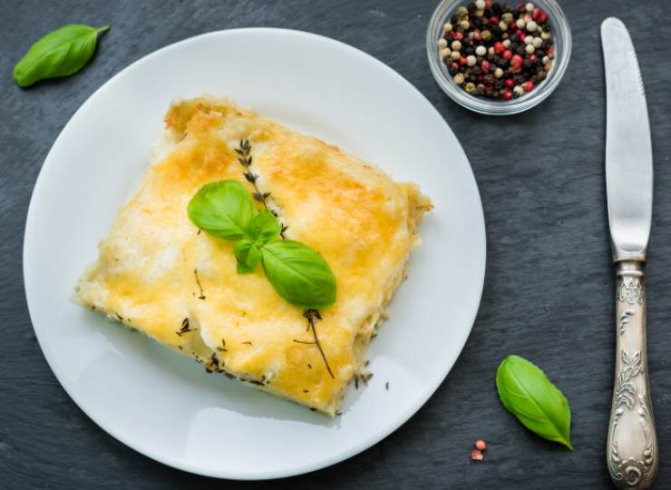 fetta di lasagna di patate in un piatto