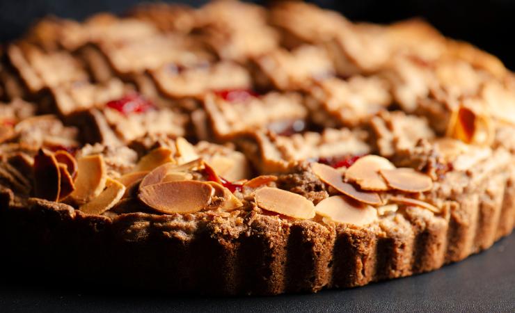 crostata mandorle e lamponi di profilo