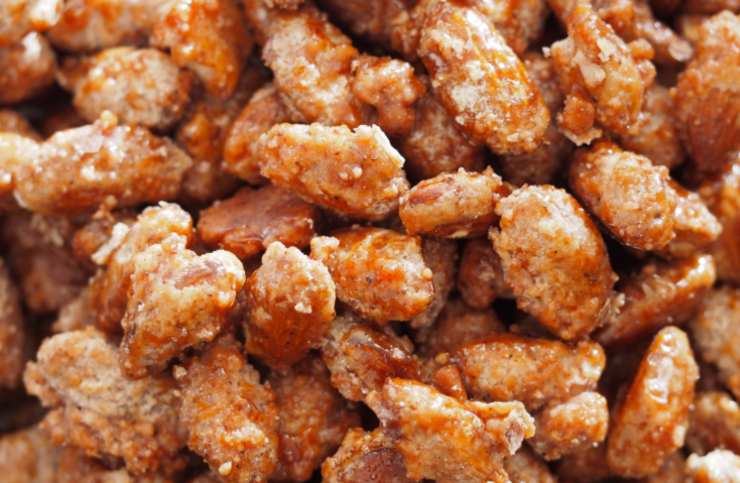 mandorle pralinate dorate sparse