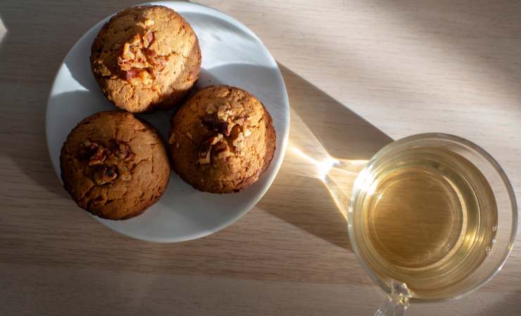 piatto di muffin alle noci e tazza di tisana
