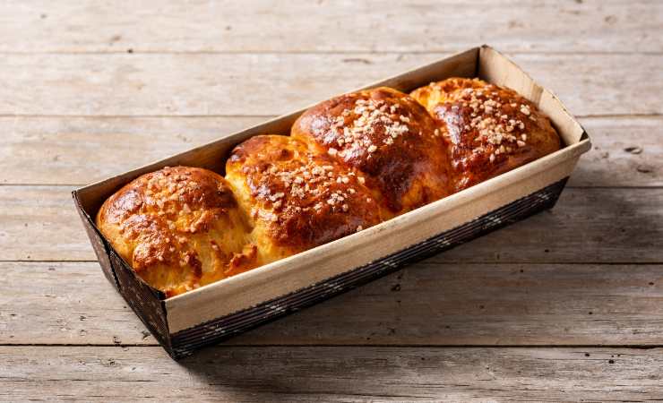 pan brioche con granella di zucchero nello stampo