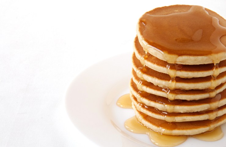 Dei pancake impilati in un piatto