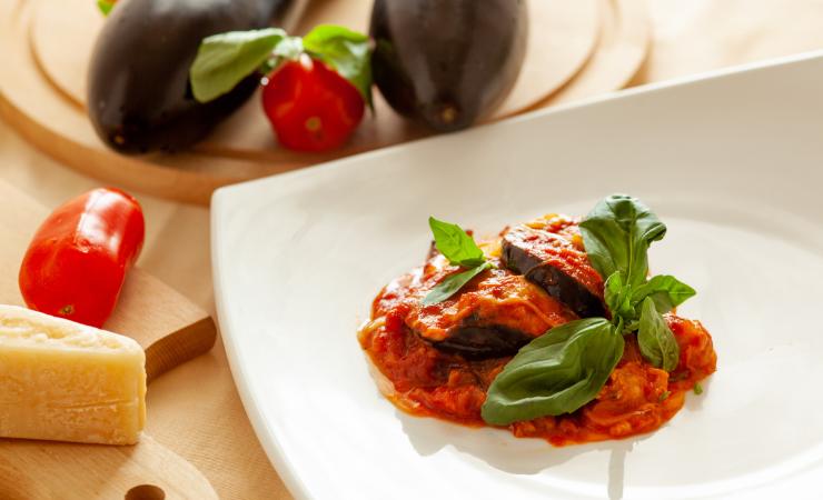 piatto di parmigiana di melanzane 