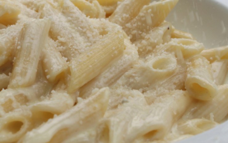 primo piano di pasta ai 4 formaggi cremosa