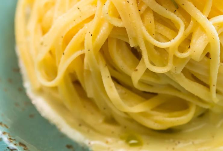 pasta in primo piano con arancia e panna