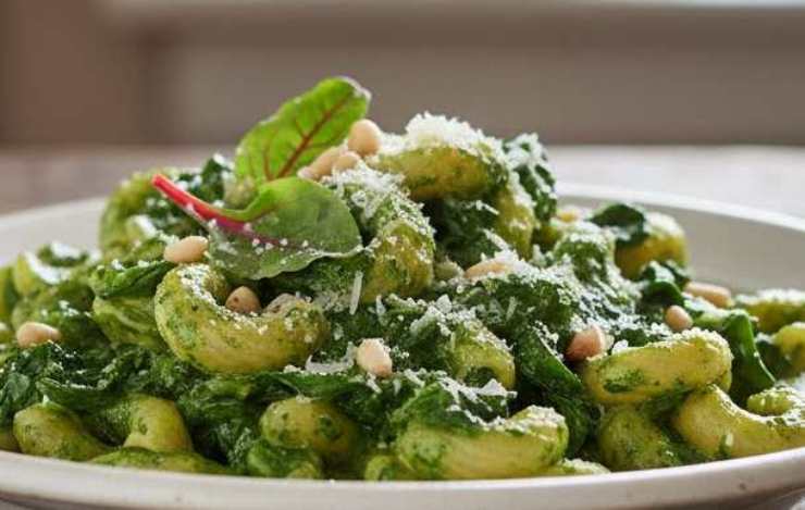 primo piano di pasta con bietole cremose e parmigiano