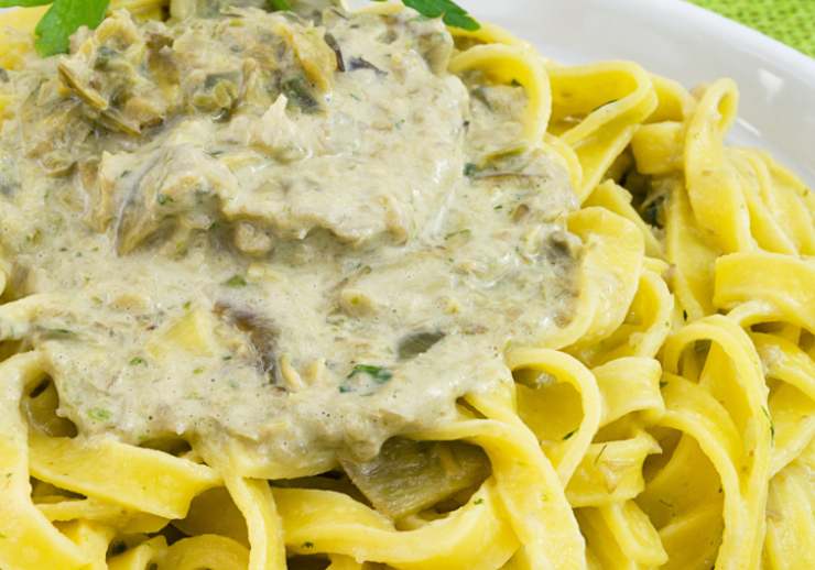 pasta formato tagliatelle condite con crema di carciofi