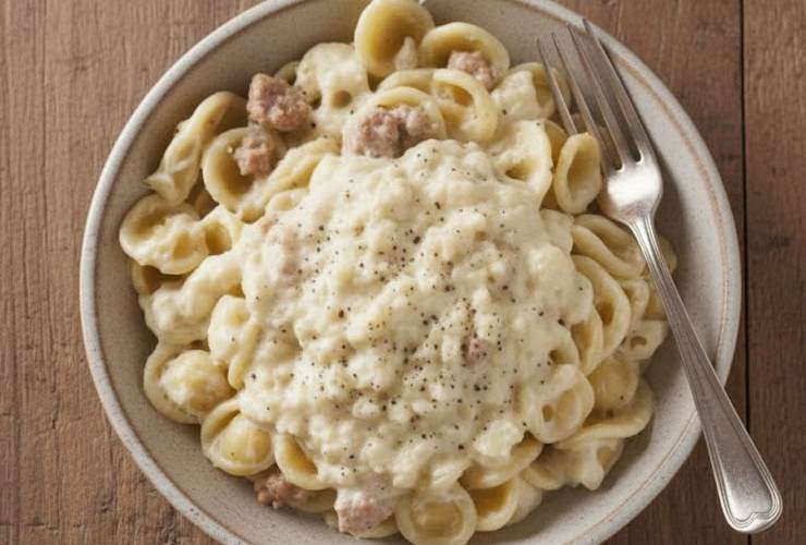orecchiette con crema di cavolfiore e salsicce sbriciolate