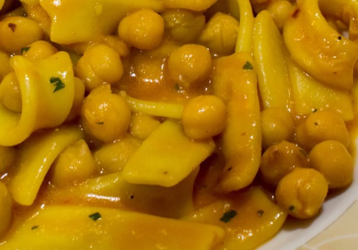 primo piano di pasta e ceci cremosa