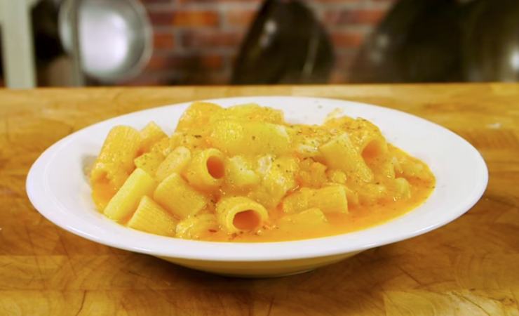 piatto di pasta, patate e cipolla