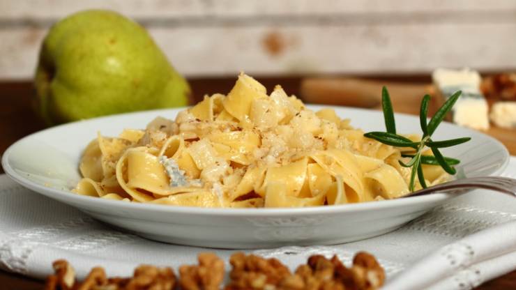 linguine condite con pere e gorgonzola