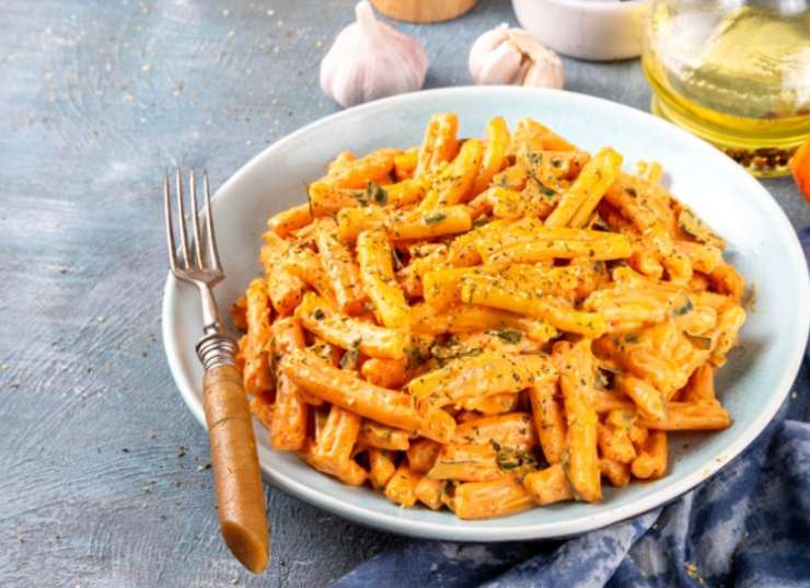 piatto di pasta e zucca cremosa con stacciatella
