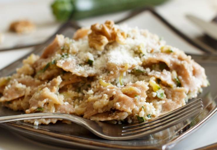 pasta con zucchine noci e parmigiano grattugiato