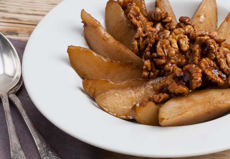 pezzi di pera caramellata con noci