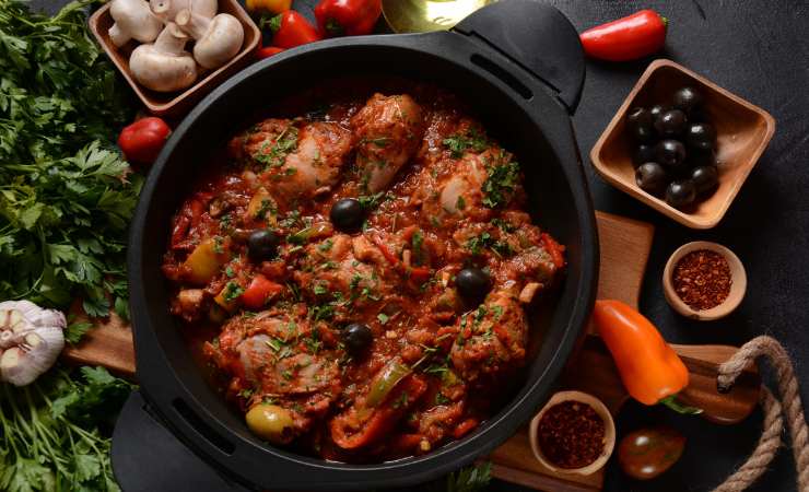 padella con pollo al sugo e olive 