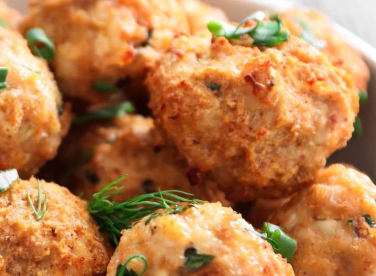 primo piano di polpette di cavolfiore dorato